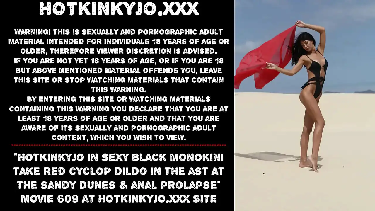 Hotkinkyjo em monokini preto sexy leva vibrador ciclope vermelho na bunda nas dunas de areia e prolapso anal