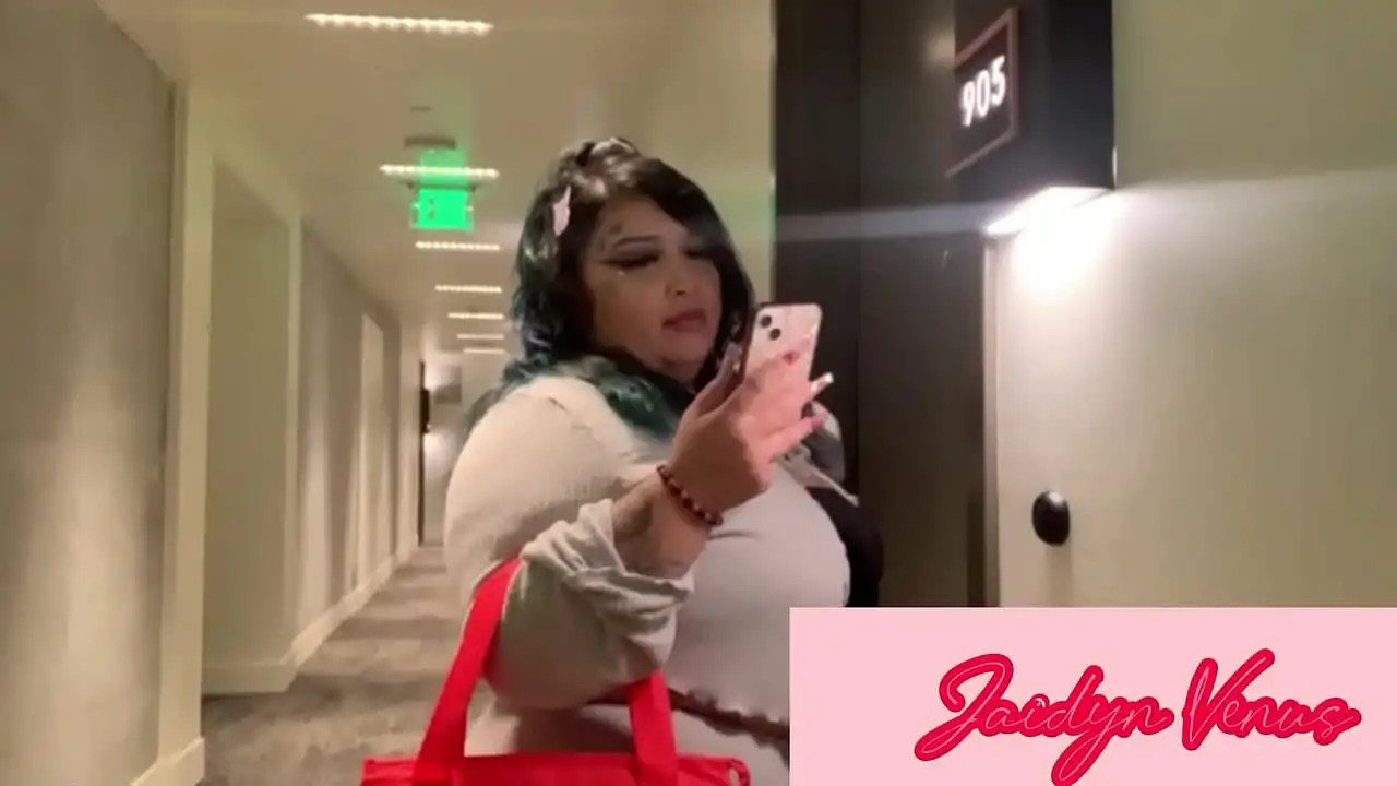 Mãe latina solteira do BBW, Jaidyn Venus, precisa de ajuda para pagar as contas após a entrega. Pedido para SSBBW Hunter dá errado, ele garante que ela drene seu pau enorme cru até ele gozar dentro TRAILER