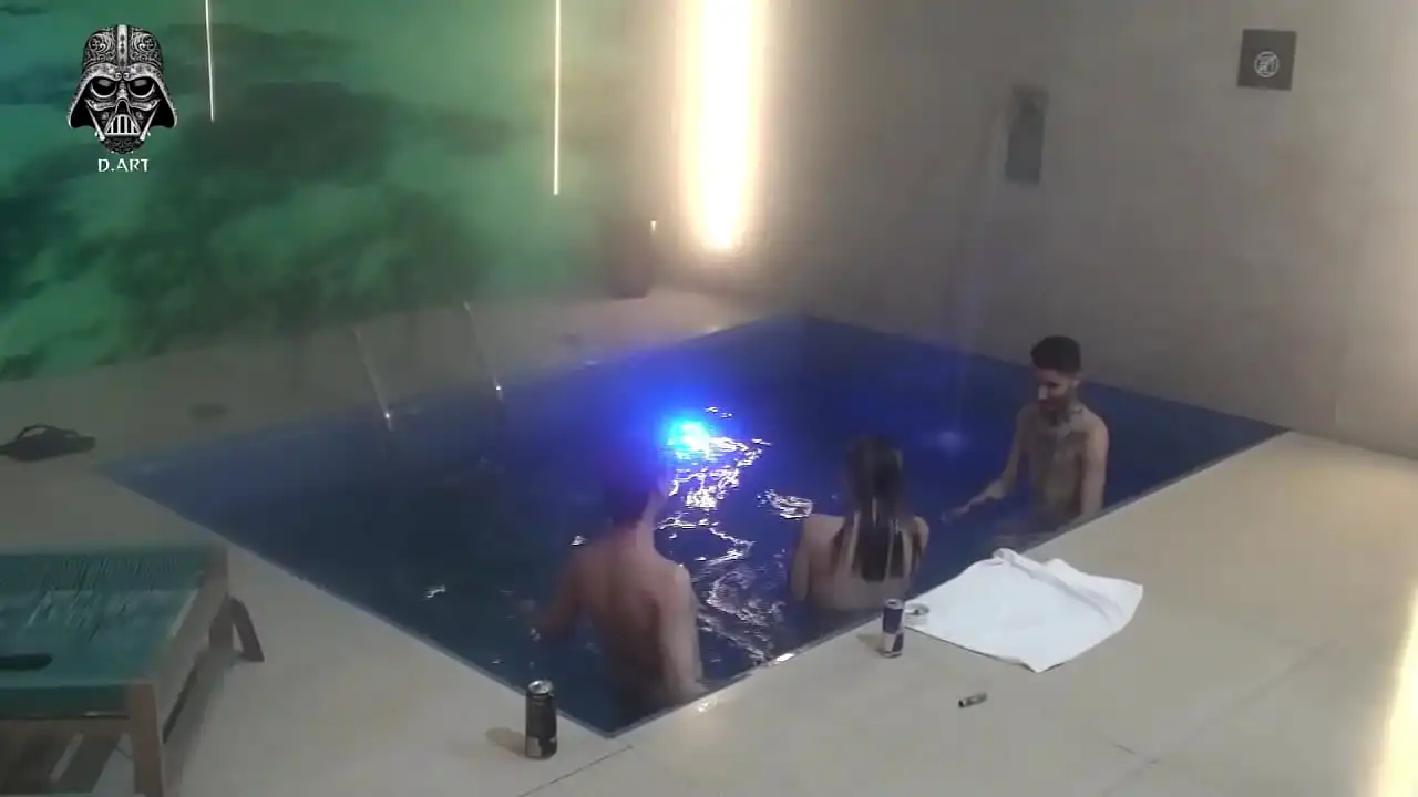 Trio com amigos na piscina do motel Parte 2