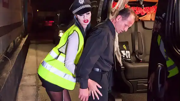 VIP SEX VAULT - foda de Halloween com a gata britânica Jasmine Jae vestida de policial