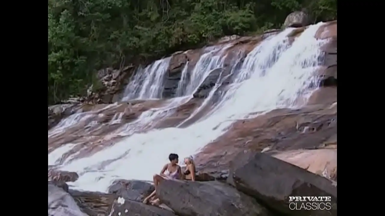 Lésbicas molhadas na cachoeira